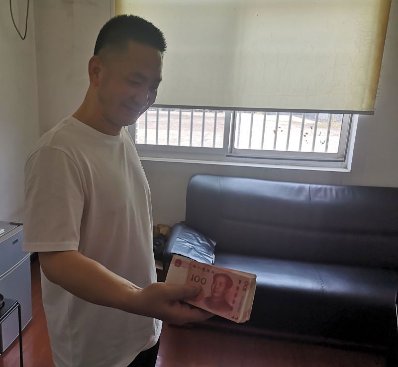 點贊！拾金不昧好的哥 萬元現(xiàn)金物歸原主